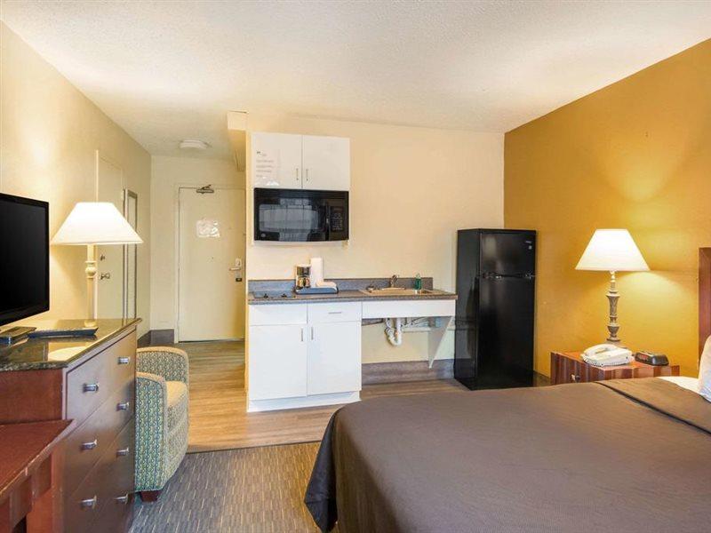 Suburban Studios Chester I-95 Экстерьер фото