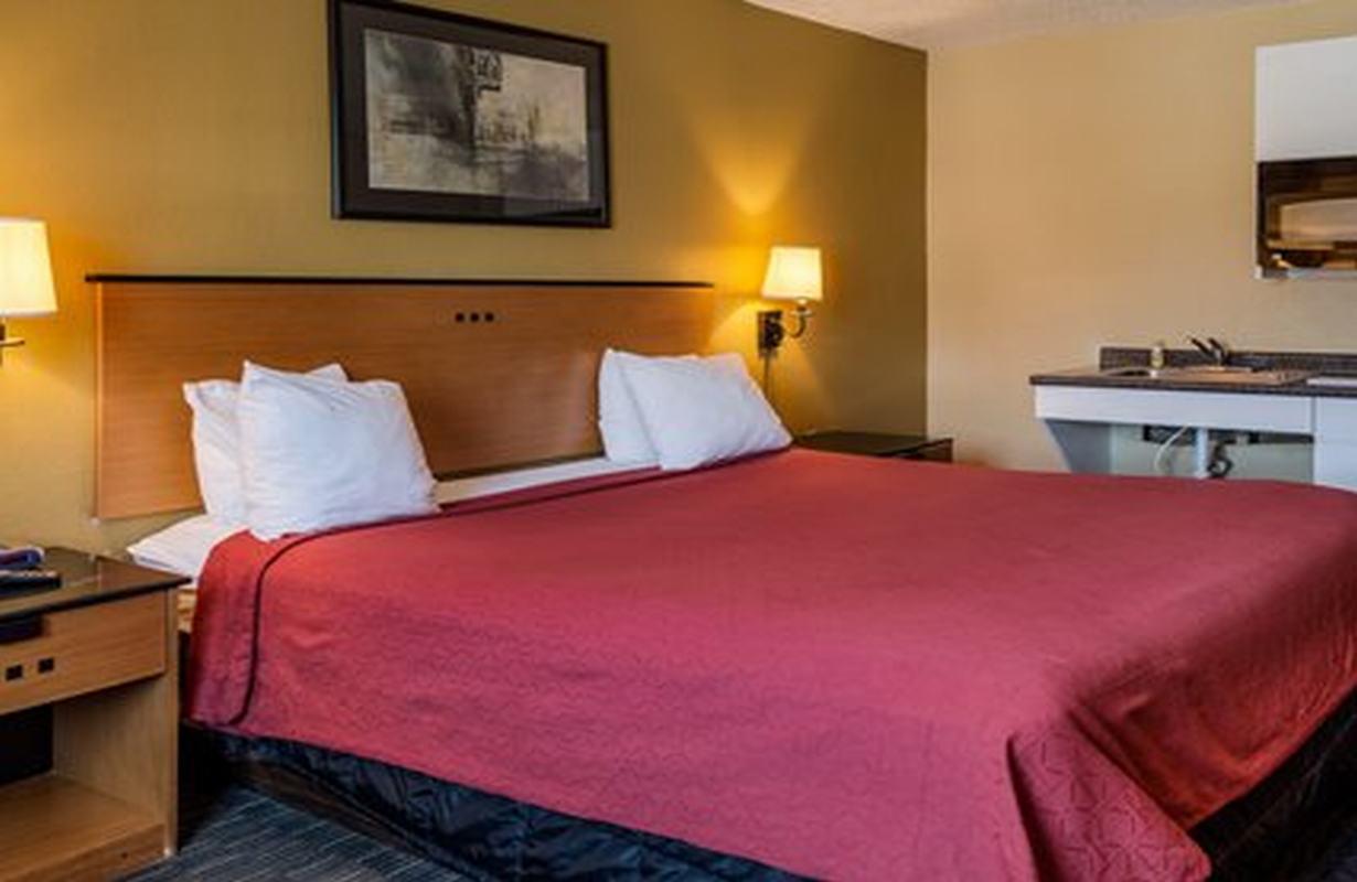 Suburban Studios Chester I-95 Экстерьер фото