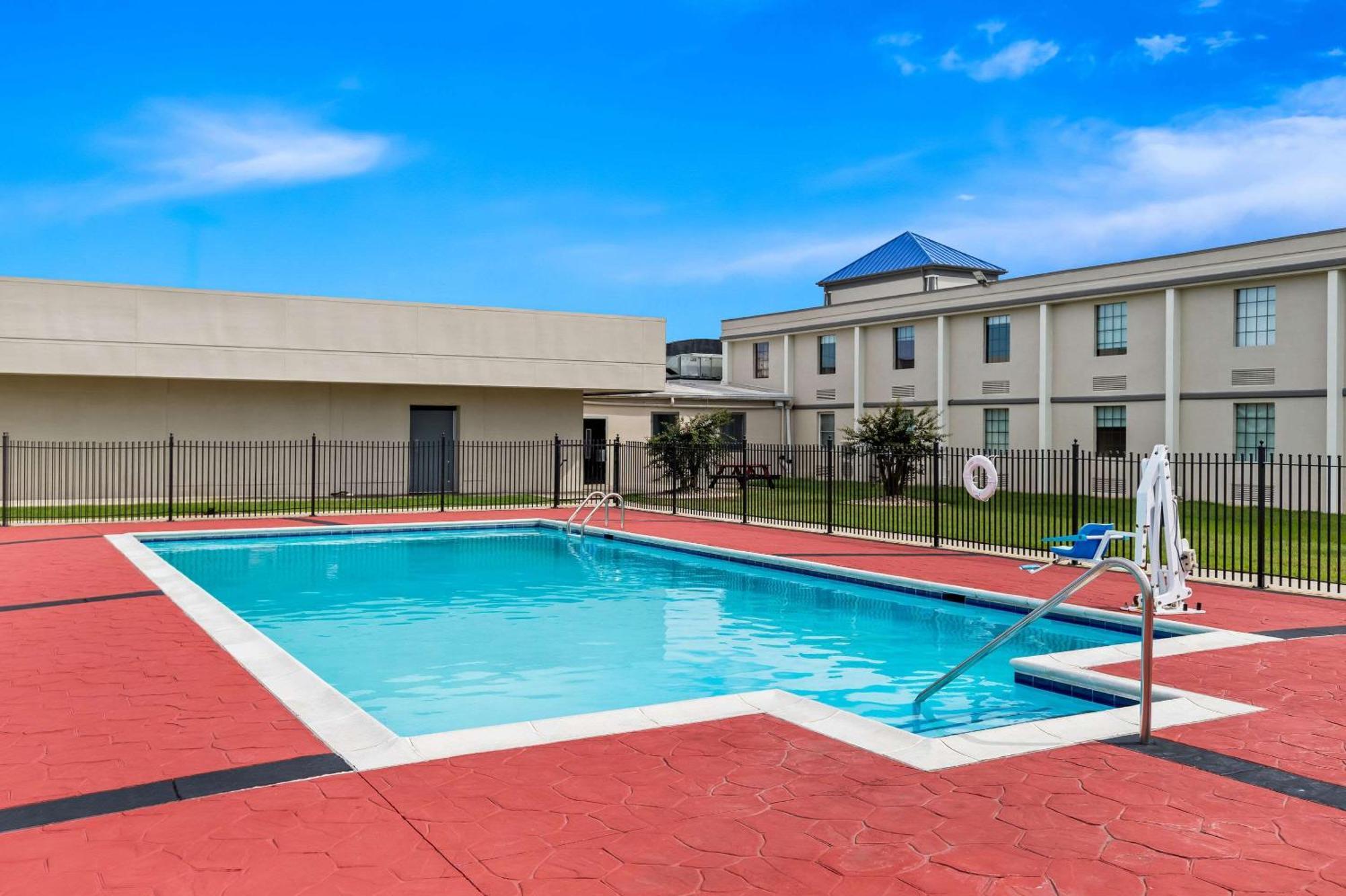 Suburban Studios Chester I-95 Экстерьер фото