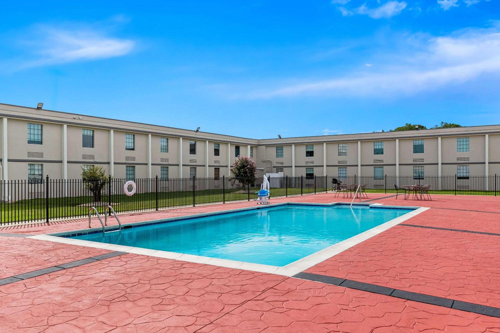 Suburban Studios Chester I-95 Экстерьер фото